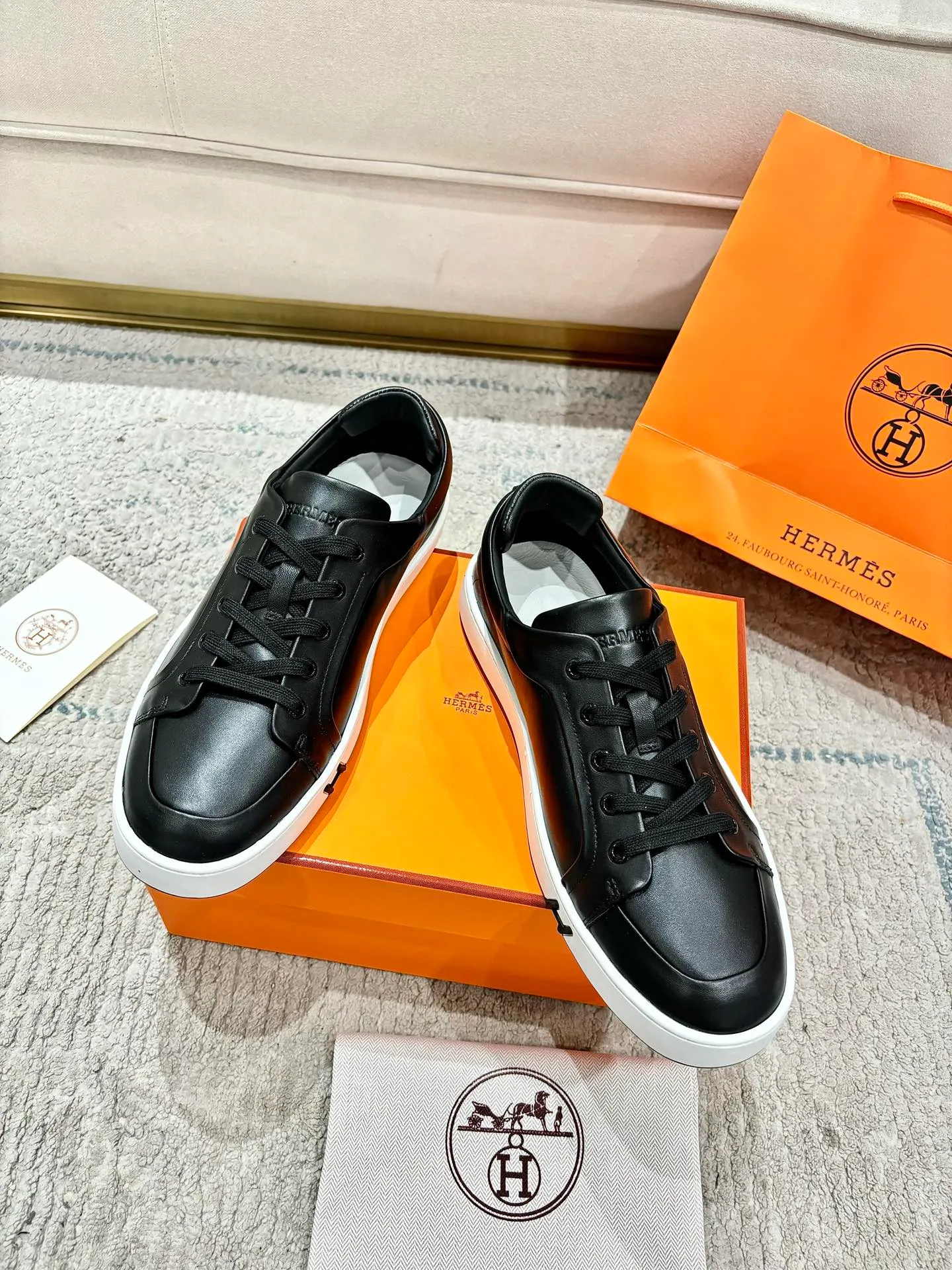 👟👟Ex-factory price 640👟👟 Men's model ➕10 Hermes·Hermès 2025ss new Lucky series men's leather loafers casual sports shoes for women Top version 🔝Original purchase, development and production👍🏻 This Hermès sports shoe is made of calfskin and suede goatskin, with iconic "H" details on the side, creating a dynamic and fashionable style. 💘 💜Material: original imported first-layer cowhide 💛Inner lining: original customized soft sheepskin 💚Sole: original molded non-slip TPU outsole ❤️Sole thickness: about 2.5cm 🤍Number of yards: 35-45👣 (40 for women and 45 for men, custom-made and non-refundable